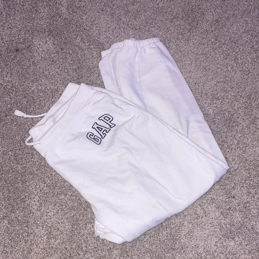 WHITE GAP SWEATPANTS SIZE MEDIUM